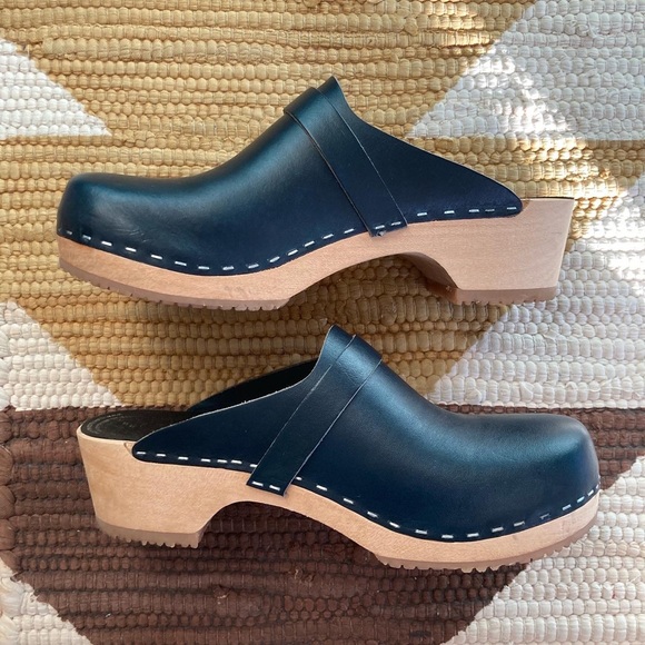 Misha And Puff Shoes - Haga Trätoffelfabrik Navy Clog - Misha and Puff